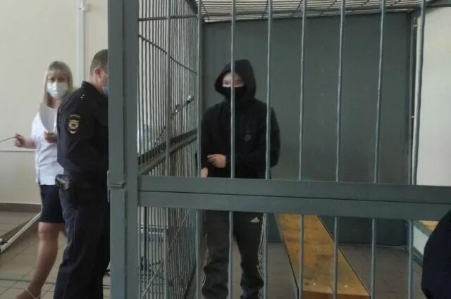 Человек в тюрьме. Осудили на 5.5 лет. Снимки 14 летнего в тюрьму в суде. Жена посадила мужа в тюрьму