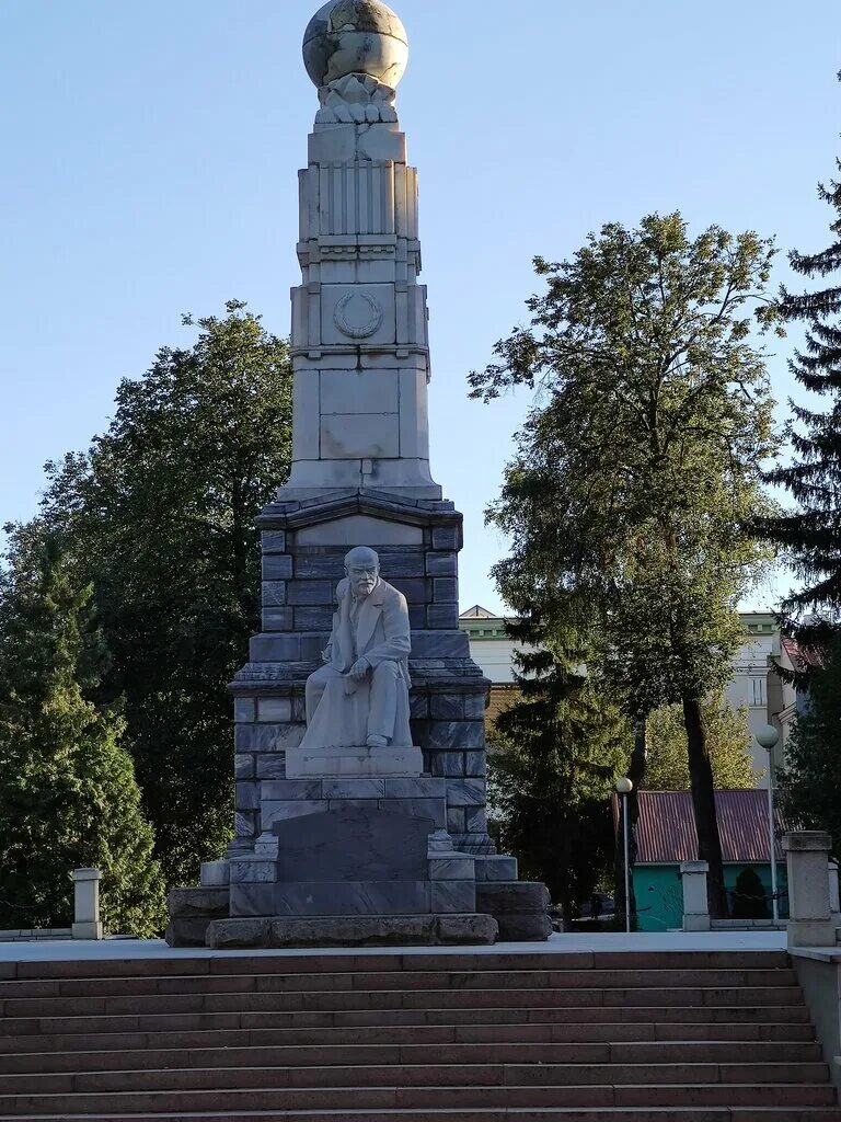 Памятник ленину в уфе. Памятник ленина в уфе. сквер ленина уфа. статуя ленина уфа. памятник ленину уфа гостиный двор.