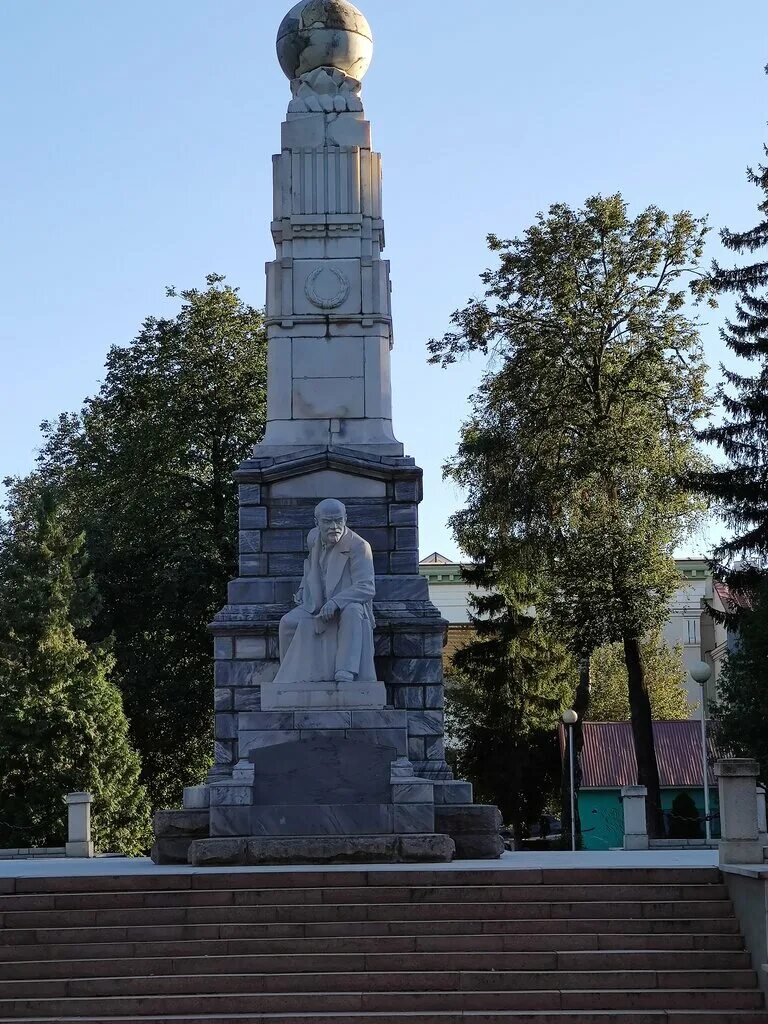 Парк ленина уфа. Сквер Ленина Уфа. Памятник Ленина в Уфе. Статуя Ленина в Уфе. Памятник Ленину Уфа Гостиный двор.