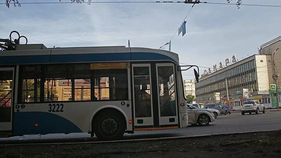 В Самаре троллейбус №6.