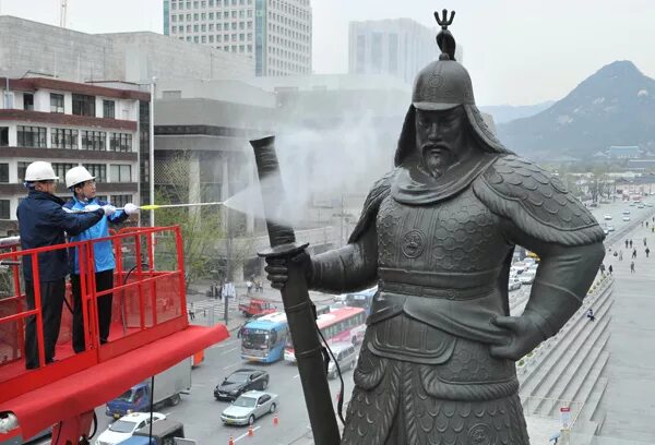 Ли сун сине. Ли Сунсин. Admiral yi Sun Shin. Памятник ли Сунсину в Сеуле. Статуя Адмирала Йи Суншина.