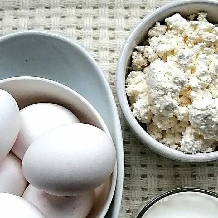Творог мука сахар рецепт. Творог яйцо мука. Мука и яйца. Лук яйцо мука. Мука яйца сахар.