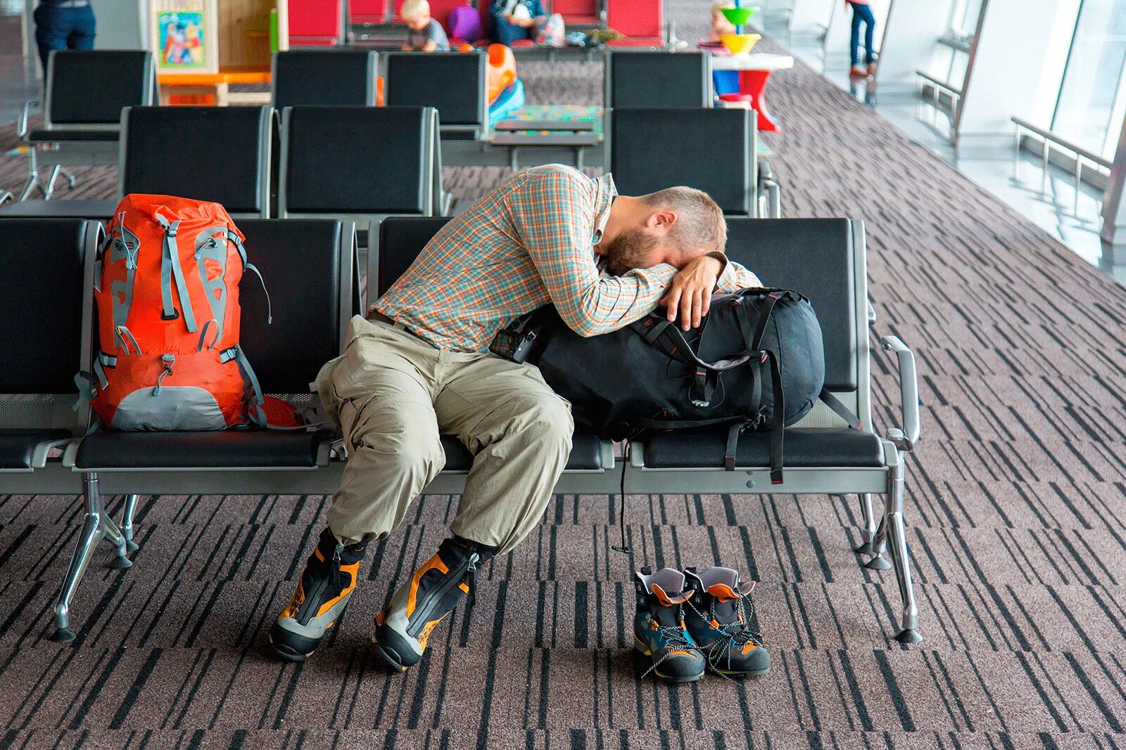 Ожидание в аэропорту. Люди в аэропорту ждут. Люди в зале ожидания. Человек спящий в аэропорту. Уставшие туристы