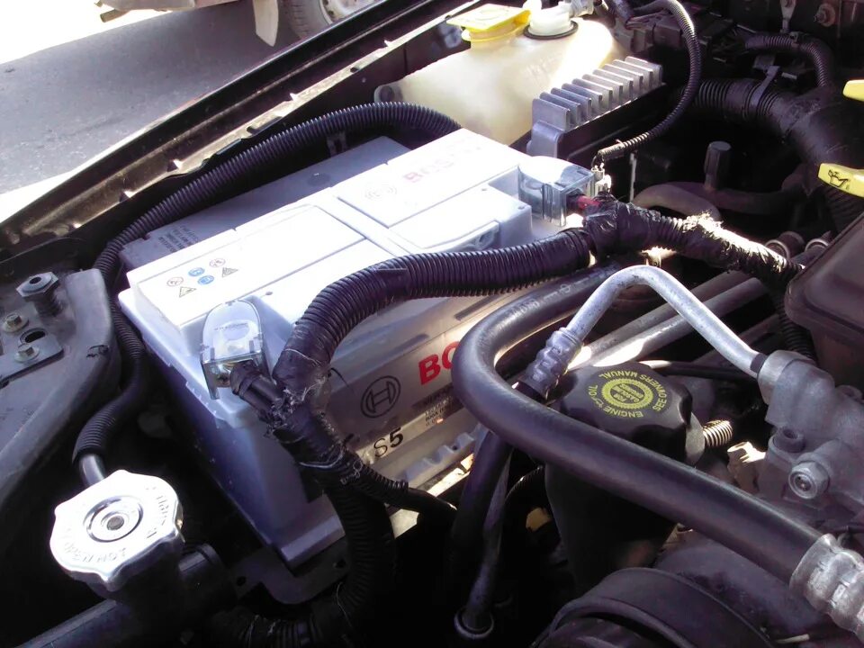 Grand cherokee 2012 аккумулятор. Акб на гранд чероки 2012. Аккумулятор на джип гранд чероки wk2. Аккумулятор jeep grand cherokee wk2. Jeep grand cherokee 2013 аккумулятор.