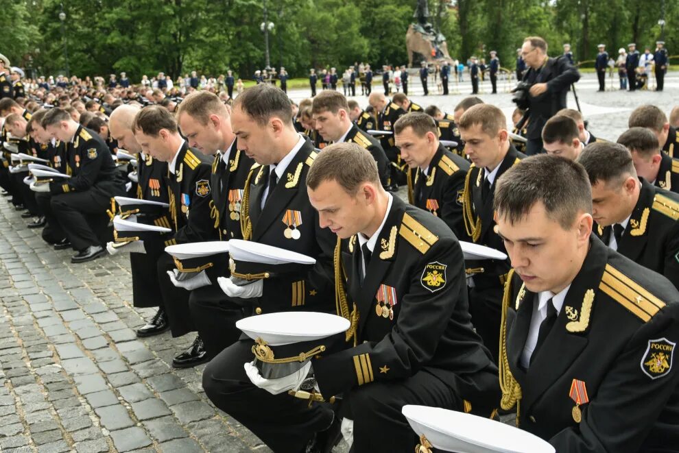 Виту санкт петербург сайт. ВУНЦ ВМФ Санкт-Петербург выпуск. ВУНЦ ВМФ им Кузнецова Петергоф. Курсанты ВМПИ Петергоф. Военно морской политехнический университет Кузнецова.