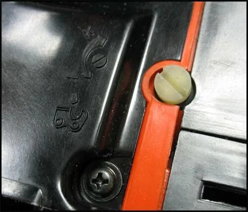 Винт подачи масла на цепь бензопилы штиль 180. 240 хускварна система смазки. Бачок смазки цепи хускварна 142. Как отрегулировать подачу масла. Хускварна 137 регулировочные винты.