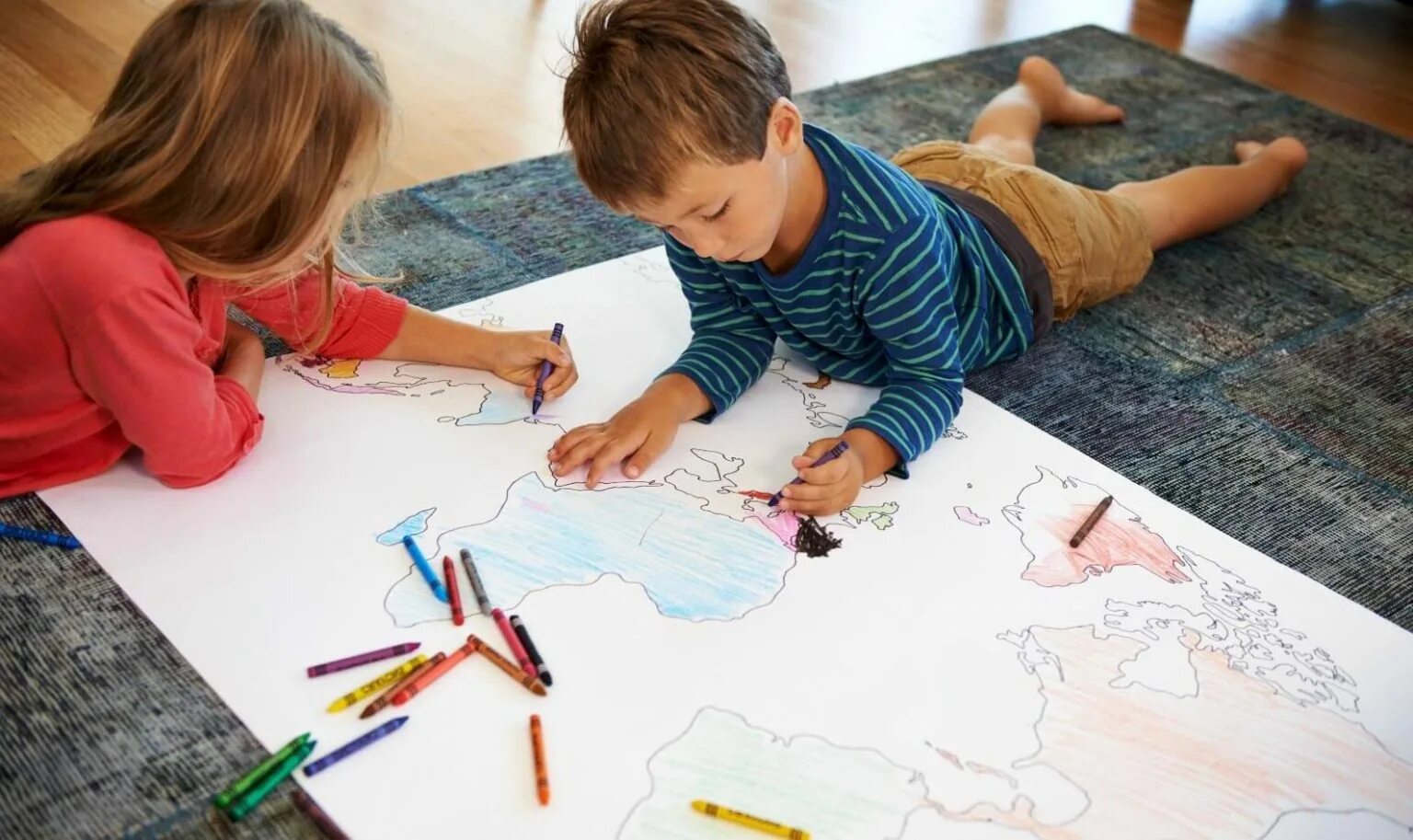 Покажи где там рисуют. Рисуем с детьми. Детти Ри суют. Рисунки для детей. Ребенок раскрашивает.