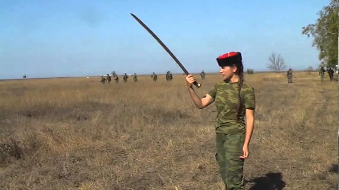 Фланкировка шашкой видео. Фланкировка казачьей шашкой. Казаки фланкировка шашками. Казачка с шашкой фланкировка. Казак фланкировка шашкой.