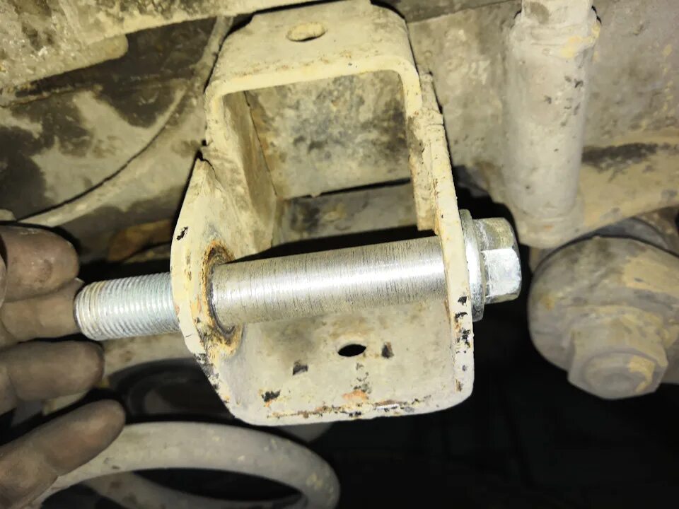 Болты продольной тяги. Болты продольной тяги. Вал продольных тяг т40 как отремонтировать. Болты задних реактивных тяг сузуки гранд витара. Болт продольной тяги лачетти.