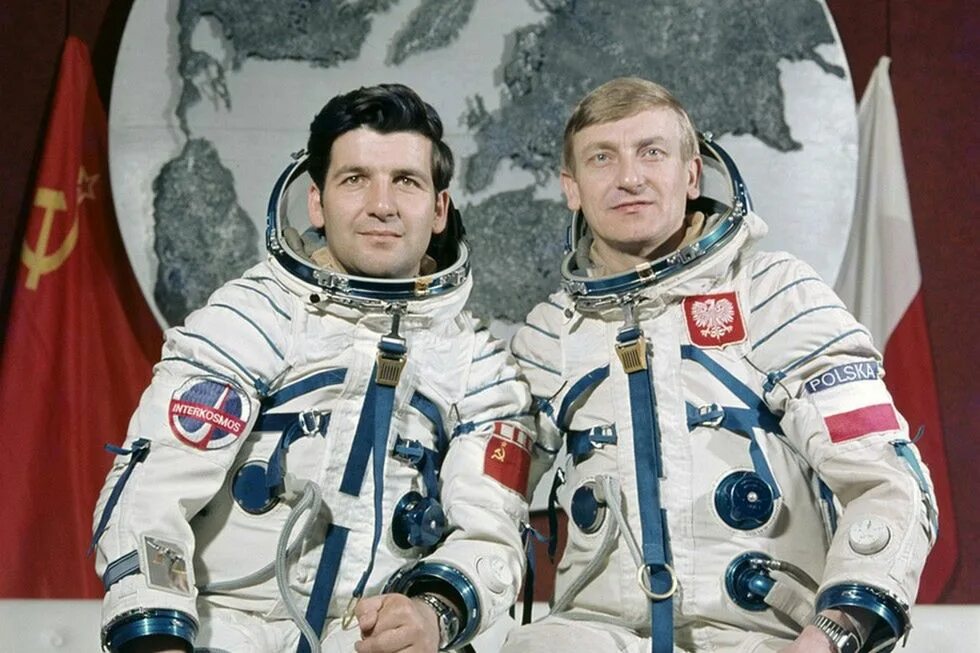 Космонавты польши. Польский космонавт. Первый польский космонавт. Польский космонавт. Космонавты польши.