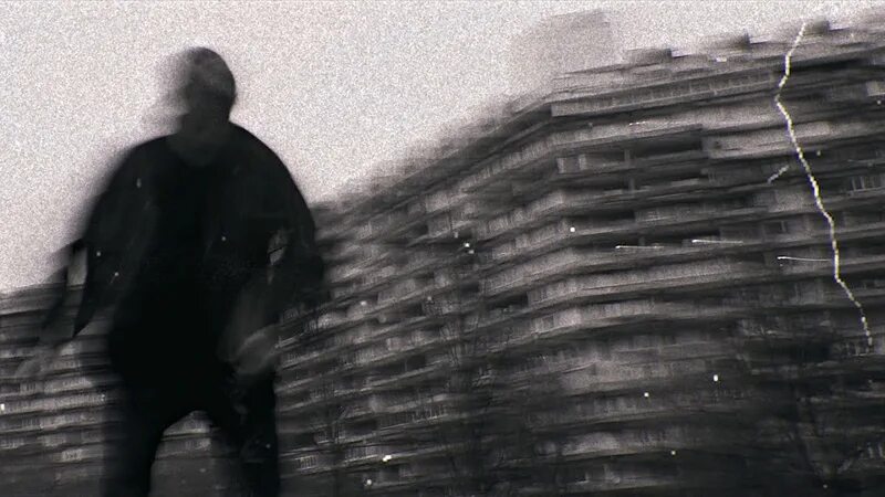 Незаметно исчезают друзья реже встречи. Фразы о редких встречах. Вышел незаметно. Вышел незаметно. Мемы со шляпой.