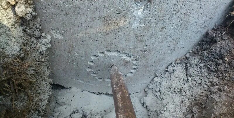 Пробитие отверстий. Отверстие в бетонном кольце под 110 трубу. Пробивка отверстий в бетонных кольцах. Сверлить кольца бетонные. Пробитие бетона.