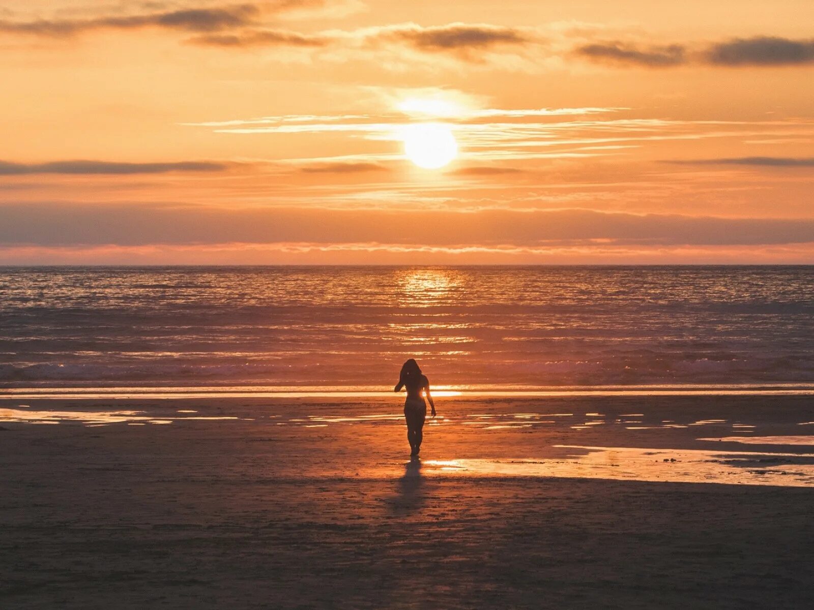 Сансет Бич Sunset Beach. Пляж закат. Закат на берегу моря. Одиночество на берегу моря.