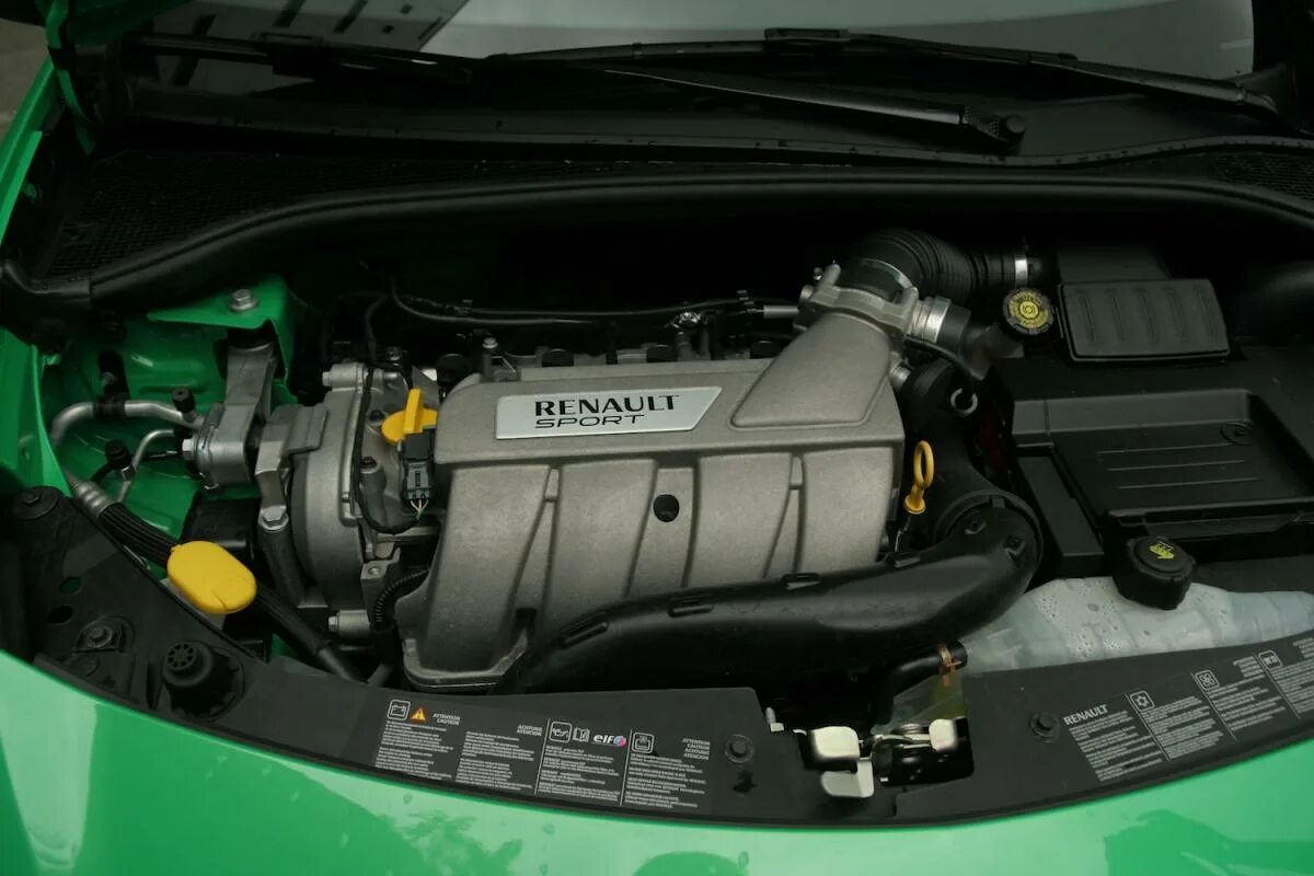 Рено клио 2 двигатель 1,2. Мотор renault clio rs. 6 16v. Рено клио 3 подкапотка. Renault clio 3 1.