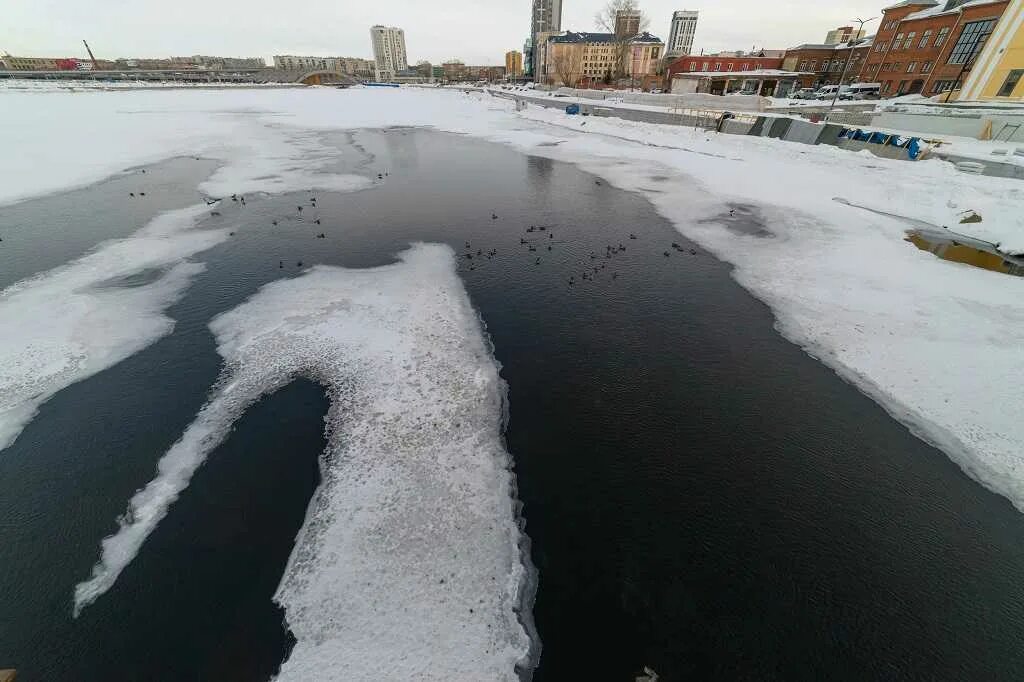 Тонкий лед в Челябинске. Ледяная река. Урал паводок. Речной лед. Вода 65 градусов