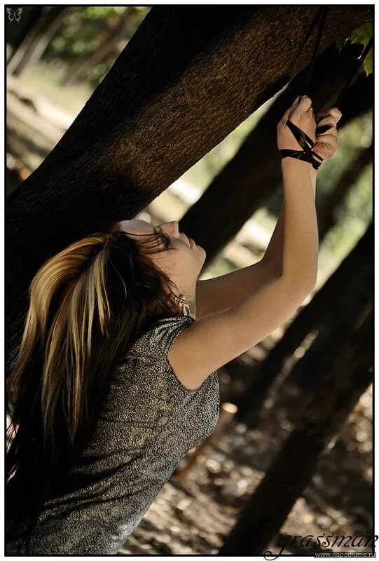 Связанные красивые девушки в лесу. Где привязывают девушек к дереву. Где привязывают девушек к дереву. Девушка привязана к дереву. Девушка привязана к столбу.