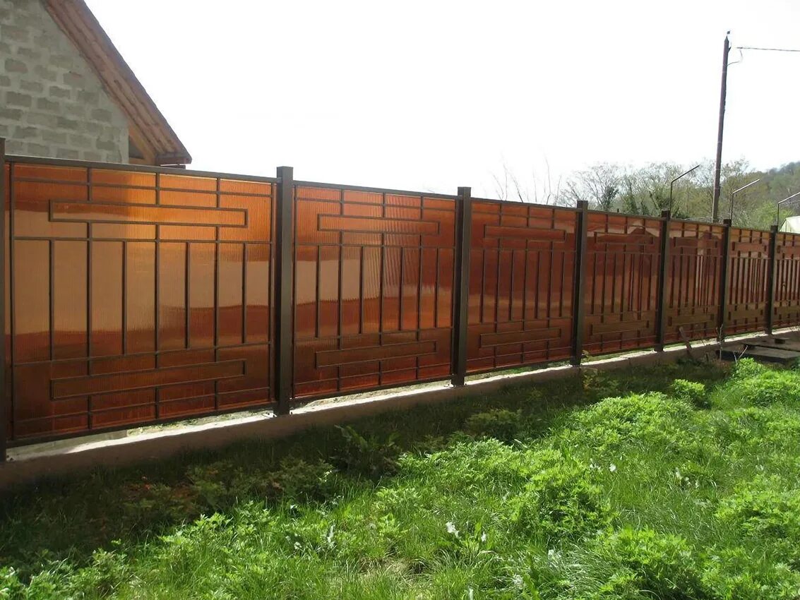 Сделать забор под ключ цена. Забор изиполикарбоната. Забор из поликарбоната для дачи. Прозрачный забор на даче. Комбинированные заборы с поликарбонатом.