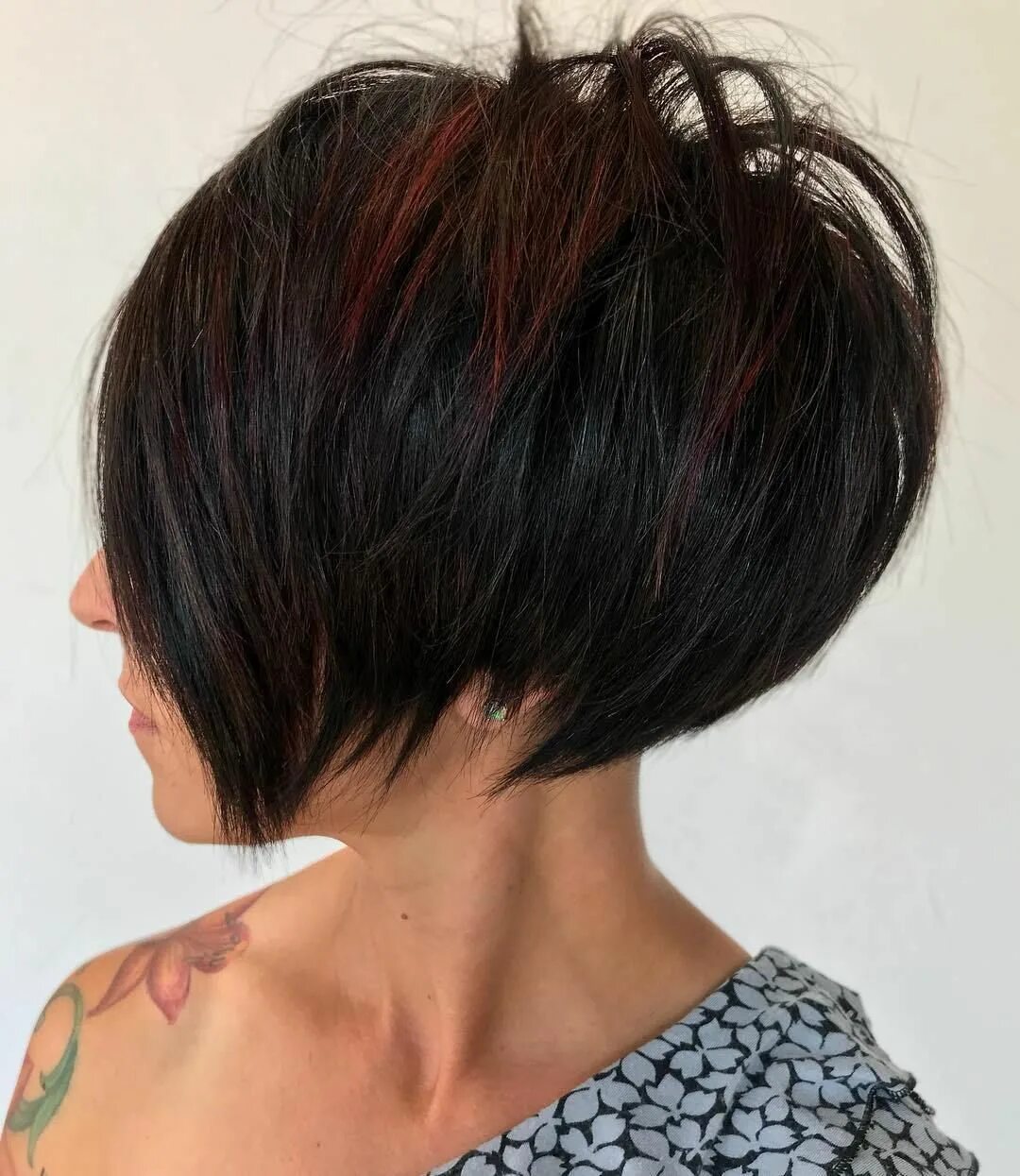 прическа боб градуированный черные волосы. каре на ножке на объемные волосы. стрижка боб каре градуированное. каре на ножке на объемные волосы. прическа боб градуированный черные волосы.