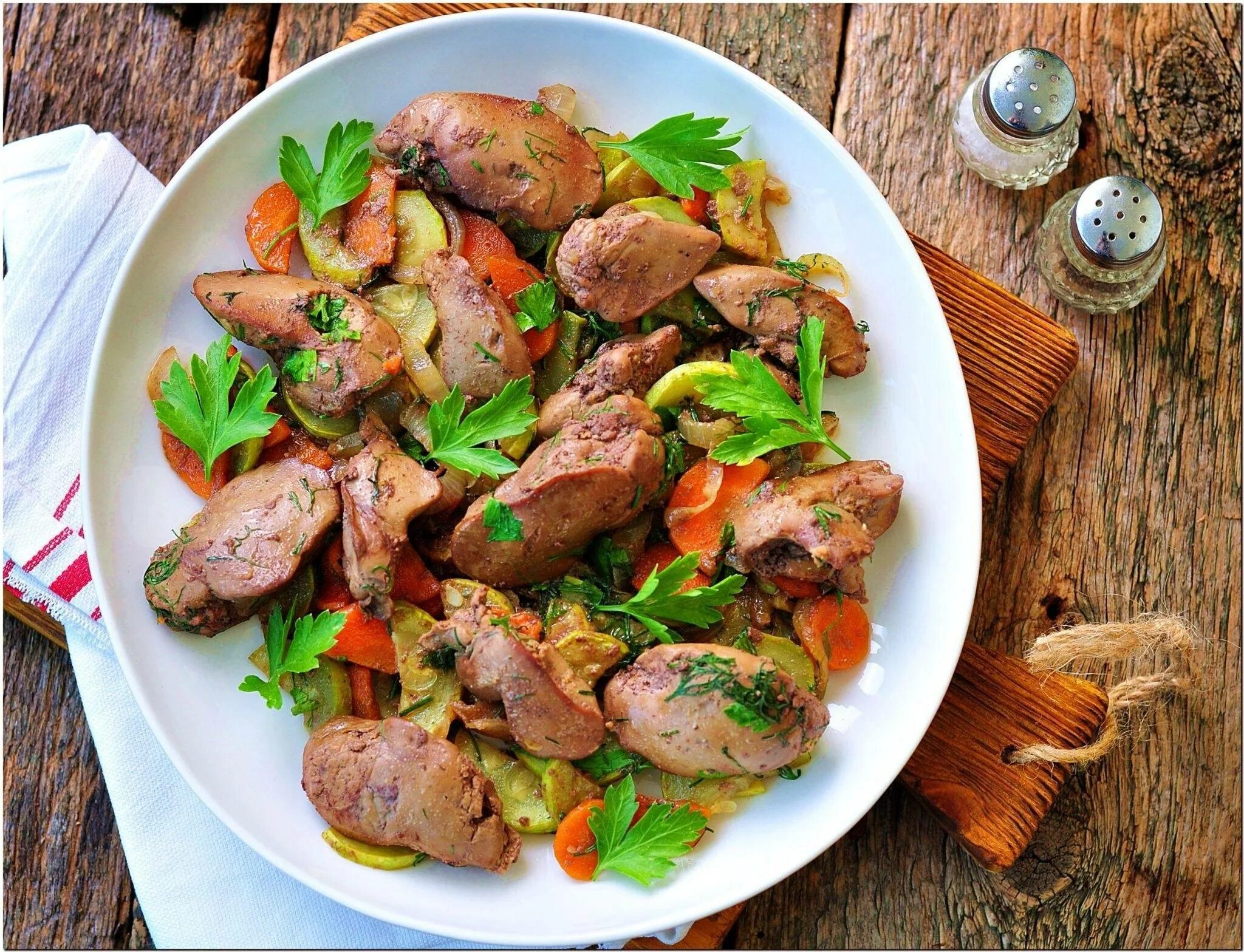 Что приготовить из куриной печени на ужин. Блюда из куриной печени. куриная печень с кабачками. печенка куриная с кабачками.