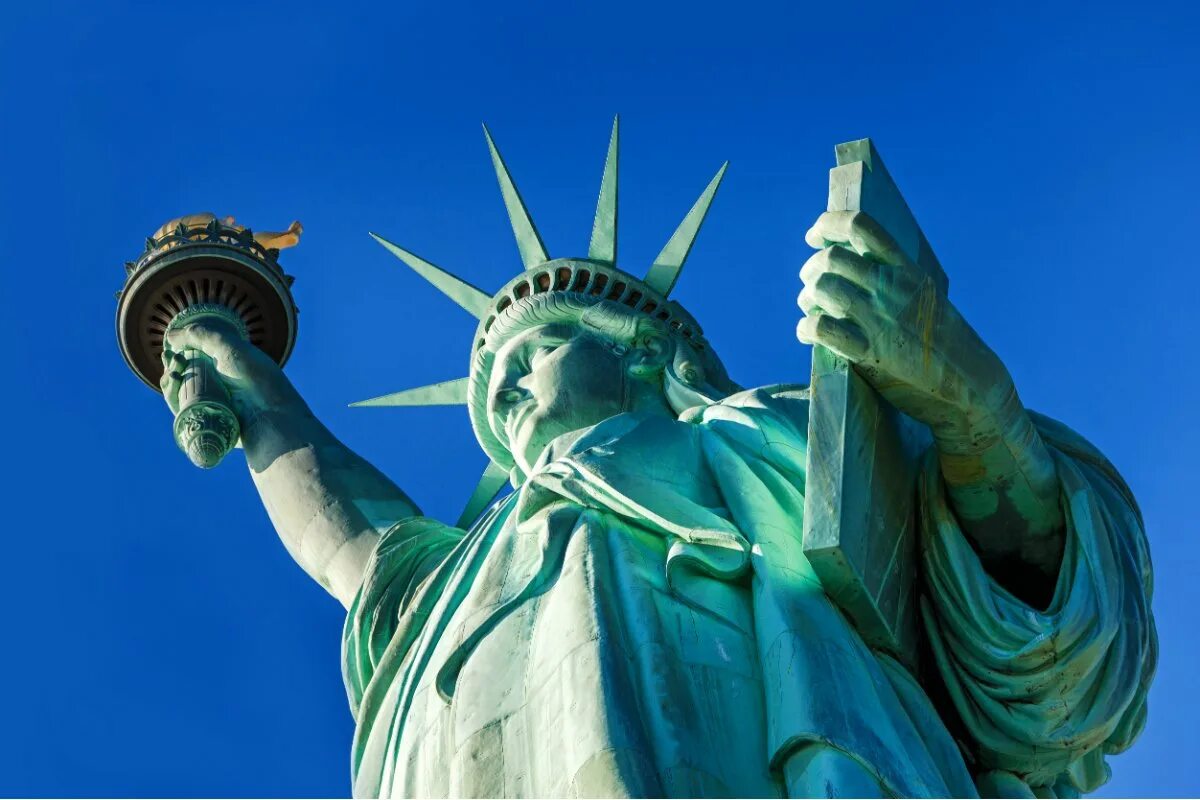 Страна где статуя свободы. Статуя свободы Нью-Йорк. Статуя свободы Нью-Йорк факел. Статуя свободы Нью-Йорк корона. Статуя Либерти.