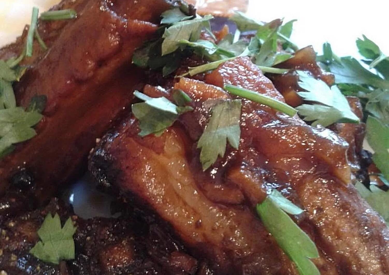 маринад для свиных ребрышек для запекания в духовке в фольге. ребра свиные в маринаде. вкусный маринад для ребрышек из свинины. вкусный маринад для ребрышек из свинины. ребра в маринаде готовые.