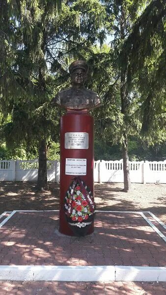 Валуйки ватутино. Памятник Ватутину в Валуйках. Памятник Ватутину в Димитровграде. Ватутин памятник Белгород.