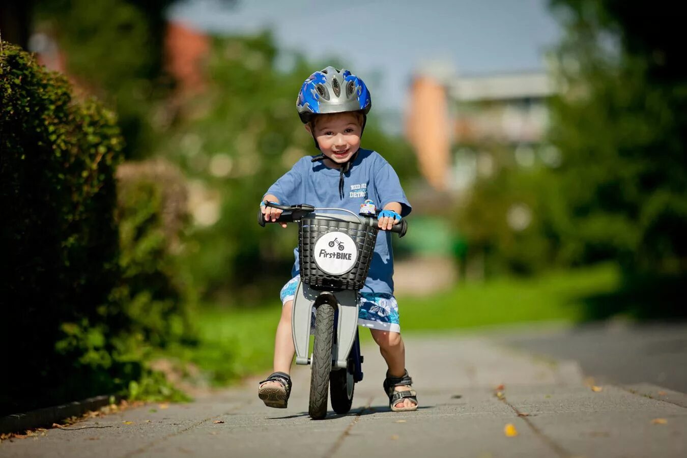 The children are riding bikes. Дети с велосипедом. Маленький велосипед для ребенка. Дети катаются на велосипеде. Мальчик катается на Велике.