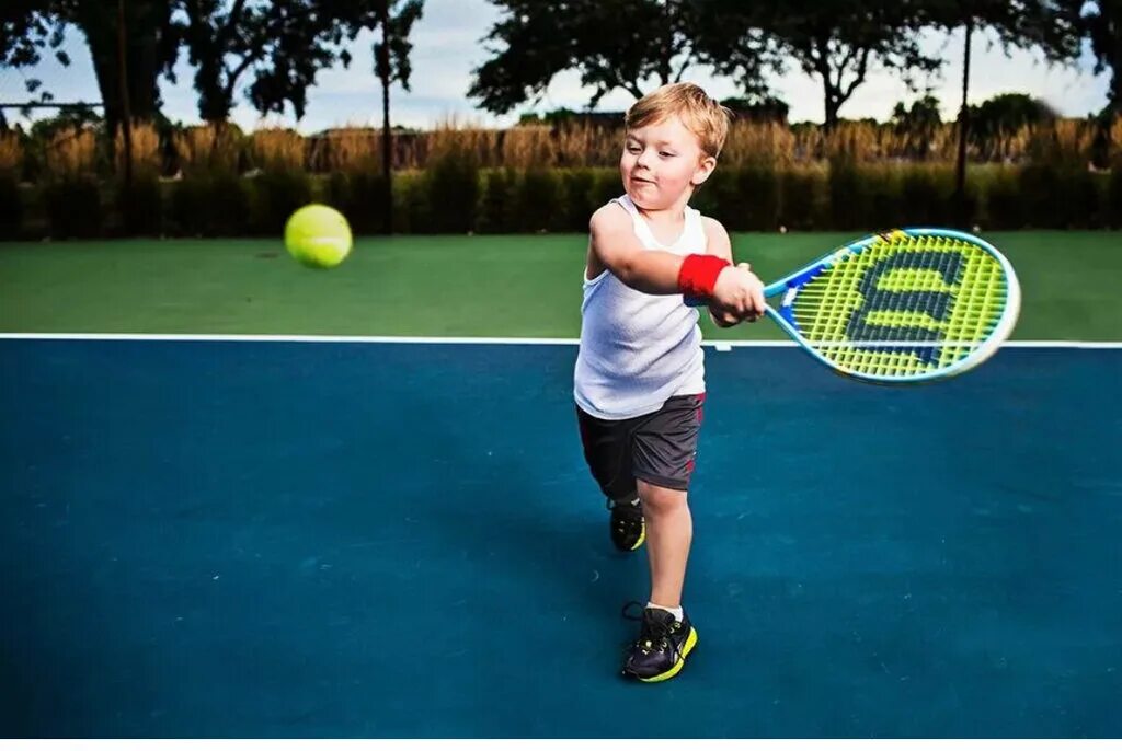 We play tennis when. Теннис дети. Детский большой теннис. Ребенок теннисист. Занятием тенниса для детей.