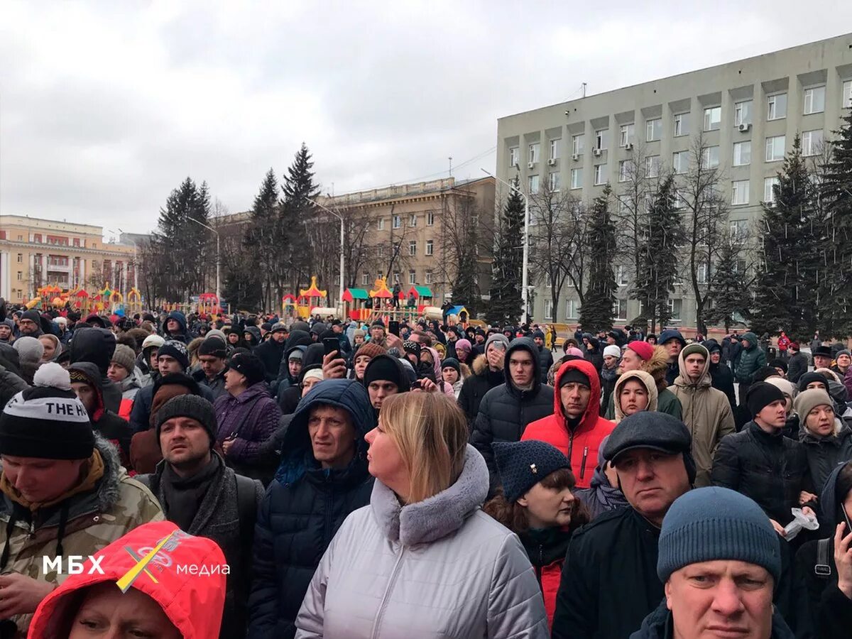 Жители Кемерово. Площадь советов Кемерово. Зимняя вишня протест. Кемерово митинг