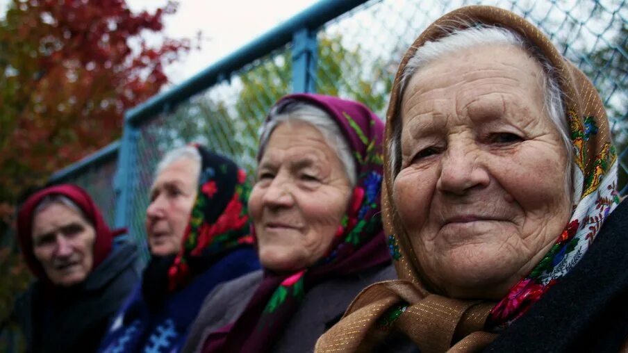 Бабушки у подъезда. Модная бабушка. Где много бабушек. Где много бабушек. Где много бабушек.