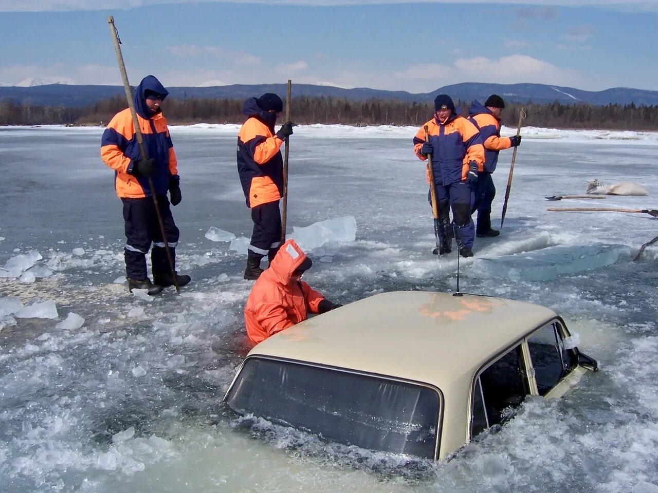 Можно на машине на лед. Толщина льда на Байкале. Толщина льда на Байкале зимой. Автомобиль провалился под лед на Байкале.