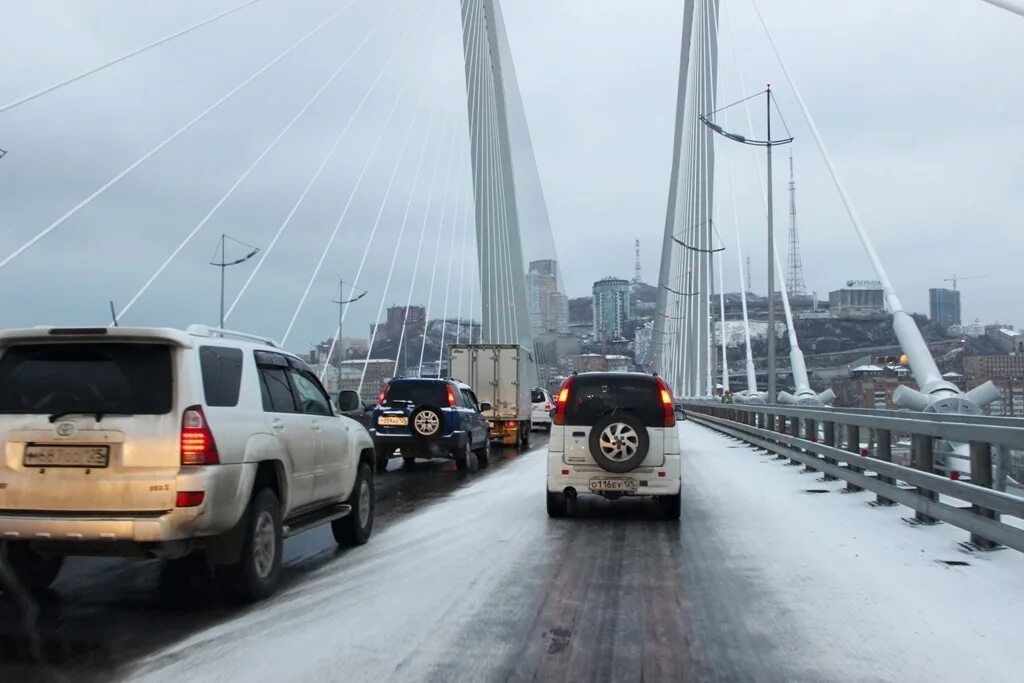 Ремонт автомобилей владивосток. Золотой мост Владивосток зима. Мост Владивосток зимой. Мост в машине. Автомобиль русский мост.