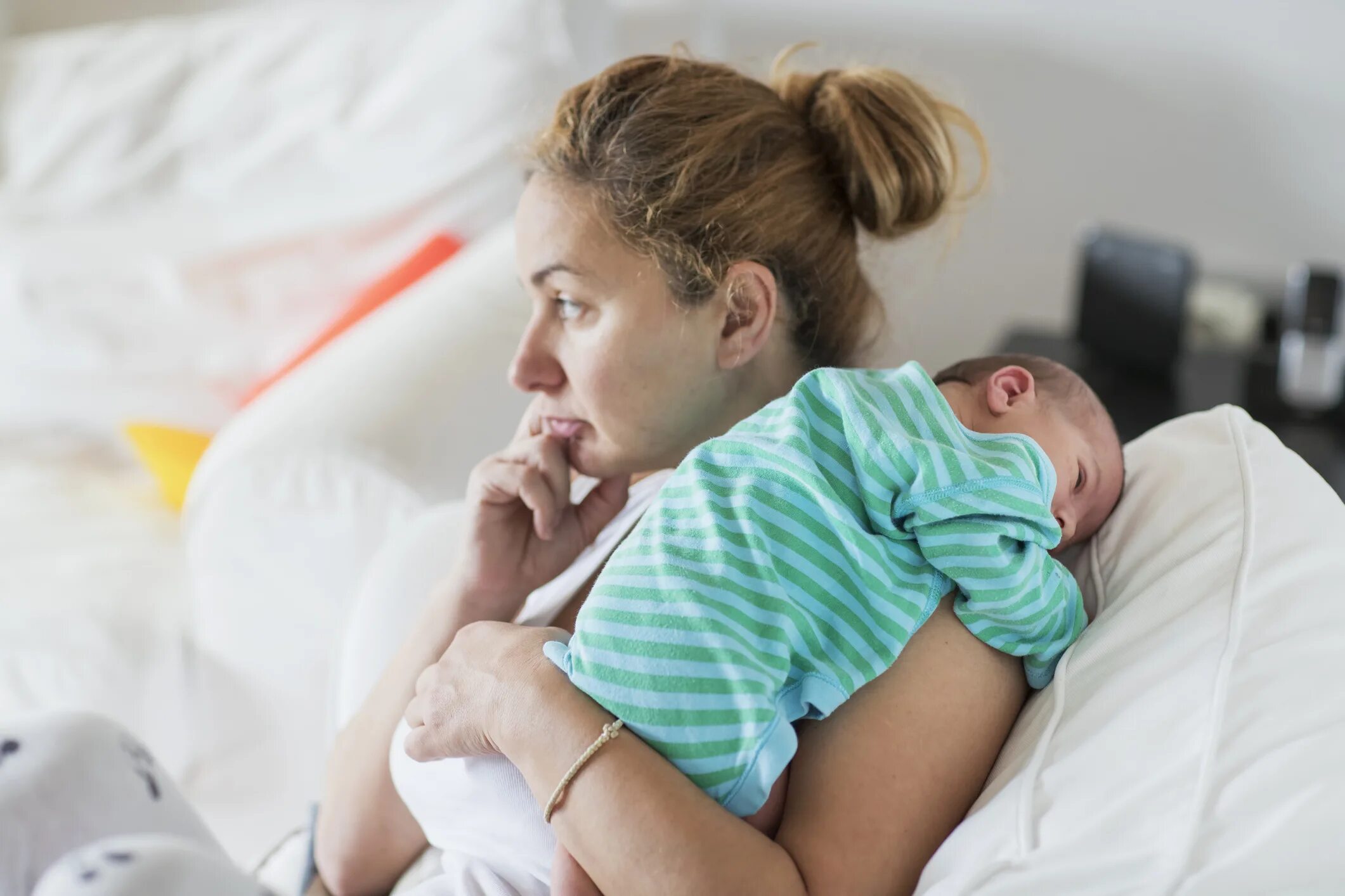 Девушка с младенцем. Женщина с ребенком. Home mother. Боли молодых мам. Мама с больным малышом.