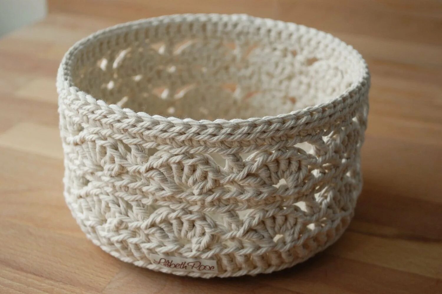 Вязаные корзинки. Вязаные корзины. Вязаные корзинки. Корзинка обвязанная крючком. Вязаные корзинки.