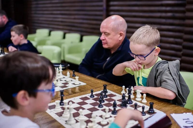 Веселые старты для семьи. Семейный турнир. Семейный шахматный турнир. Семейный шахматный турнир в детской библиотеке. Семейный турнир по шахматам.