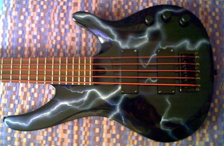 Молния на гитаре. Молния на гитаре. Электрогитара с подсветкой. Молния на гитаре. Молния на гитаре.