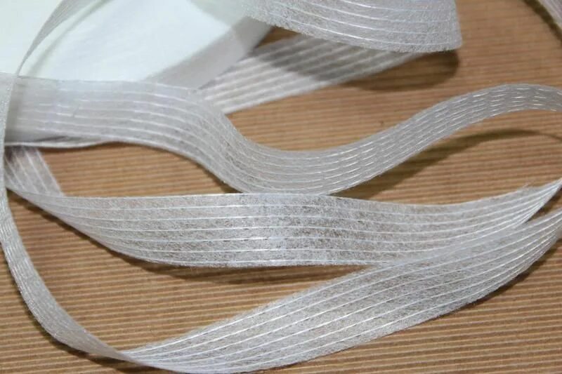 Клеевая нитепрошивная кромка по косой. Лента клеевая нитепрошивная. Лента нитепрошивная по косой 10 мм. Косая кромка. Лента нитепрошивная черная 15 мм.