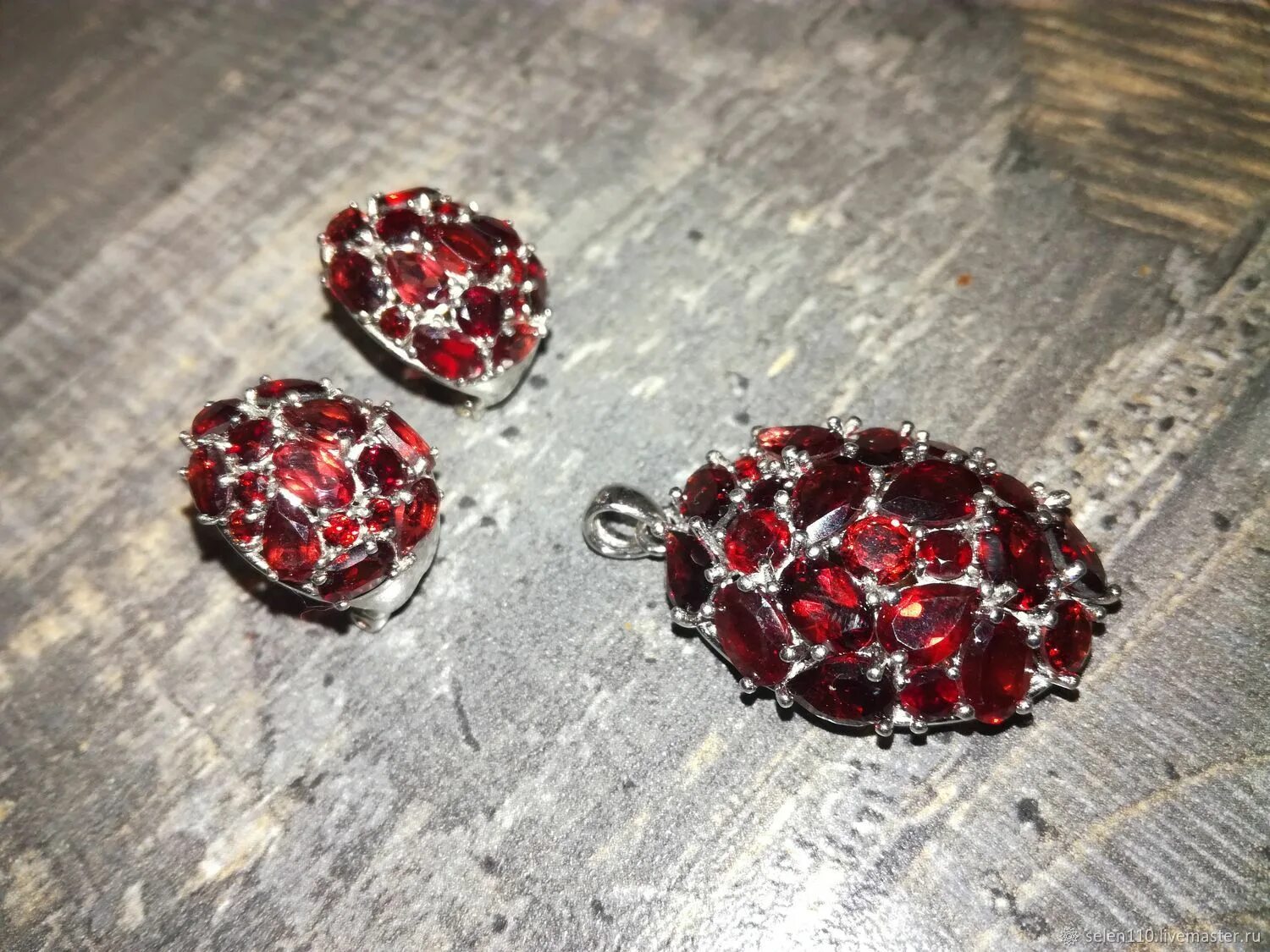 Чешский гранат в серебре. Елочное украшение гранат. Гранат интернет. Украшения с чешскими гранатами. Богемский гранат.