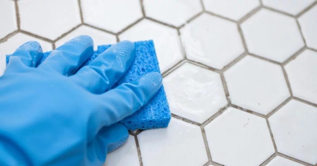Мытье плитки. Очиститель швов тротуарной плитки. Мытье кафеля в ванной. Швы между плиткой. Мытье плитки на полу.