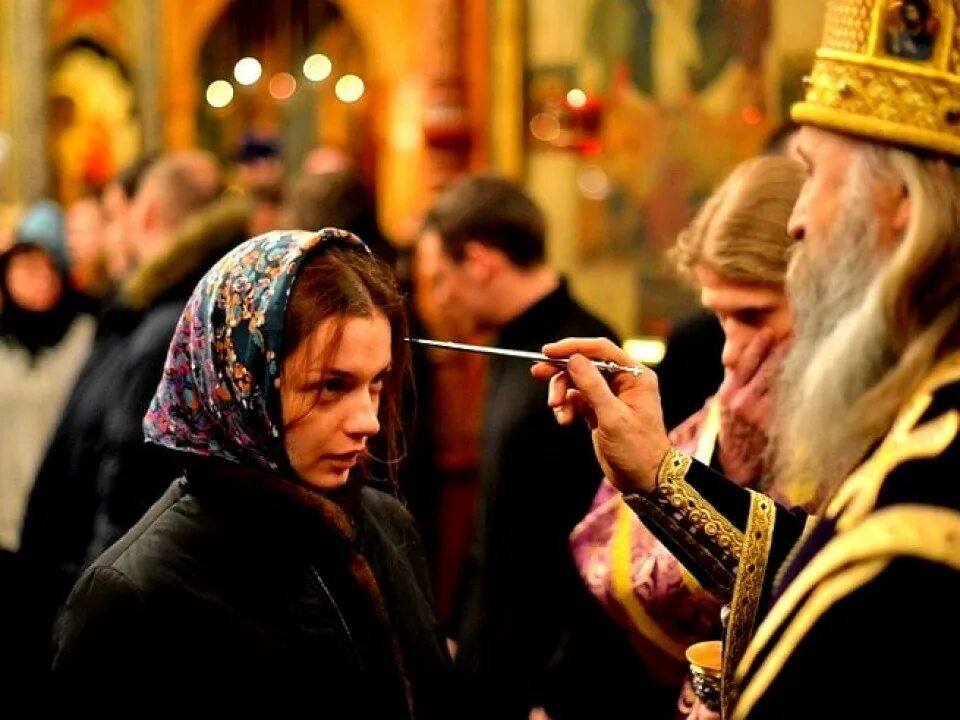 Поддержка храмов. Помазание в церкви. Помазание в церкви на вечерней службе. Таинство Миропомазания в православной церкви. Елеопомазание в церкви.