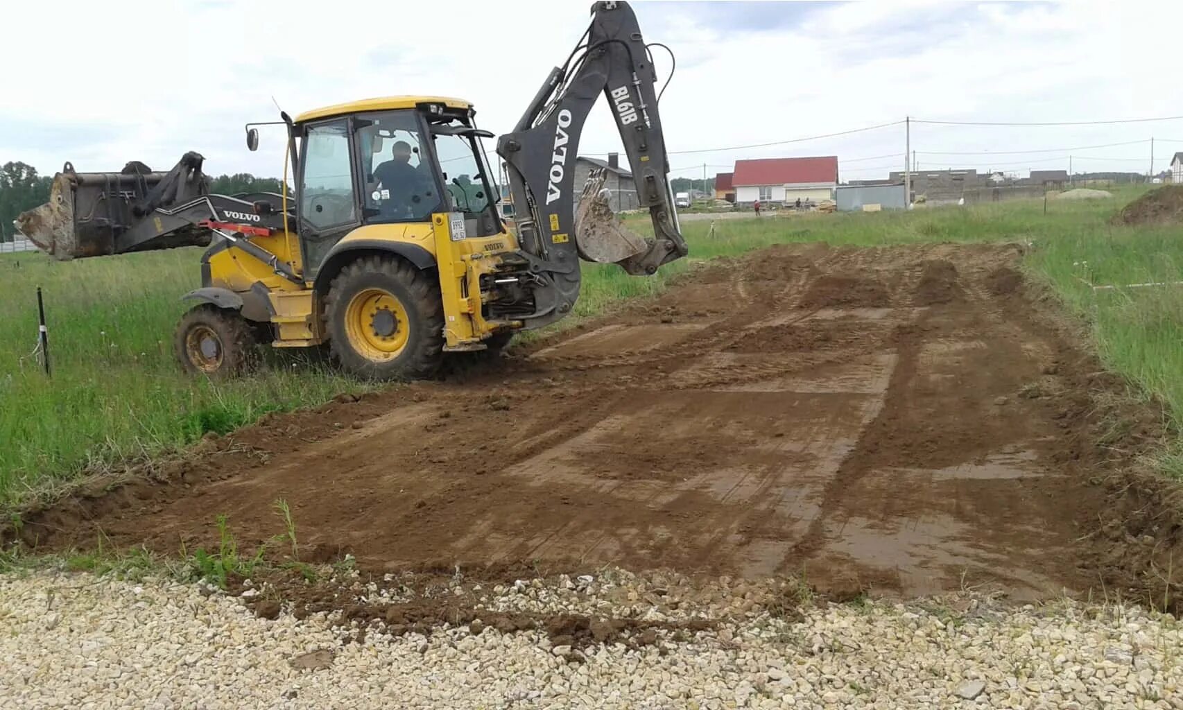 Планировка участка экскаватором погрузчиком JCB. Планировка территории экскаватором. Планировка участка трактором. Разравнивание грунта трактором.