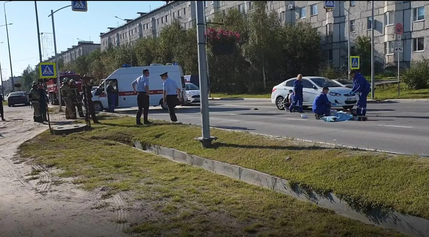 Авария в Надыме на заводской. Сбили мужчину на пешеходном