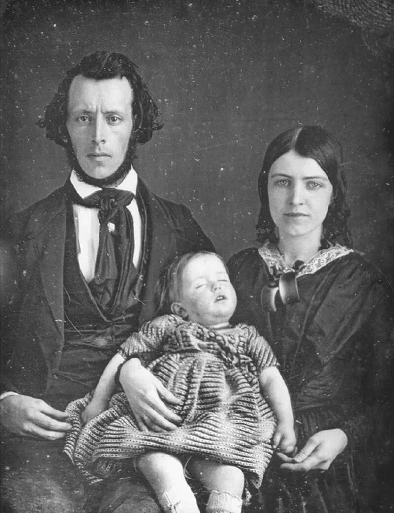 Фотографии мертвых людей 19. Post mortem викторианской эпохи. посмертные фотографии 19 века. фотографии с мертвыми людьми 19 век.