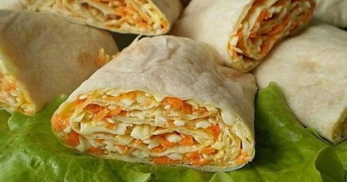 Рулет с корейской морковкой в лаваше. Закуска из лаваша и корейской моркови. Рулетики из лаваша с корейской морковкой. Рулет из лаваша с корейской морковкой. Лаваш с морковью.