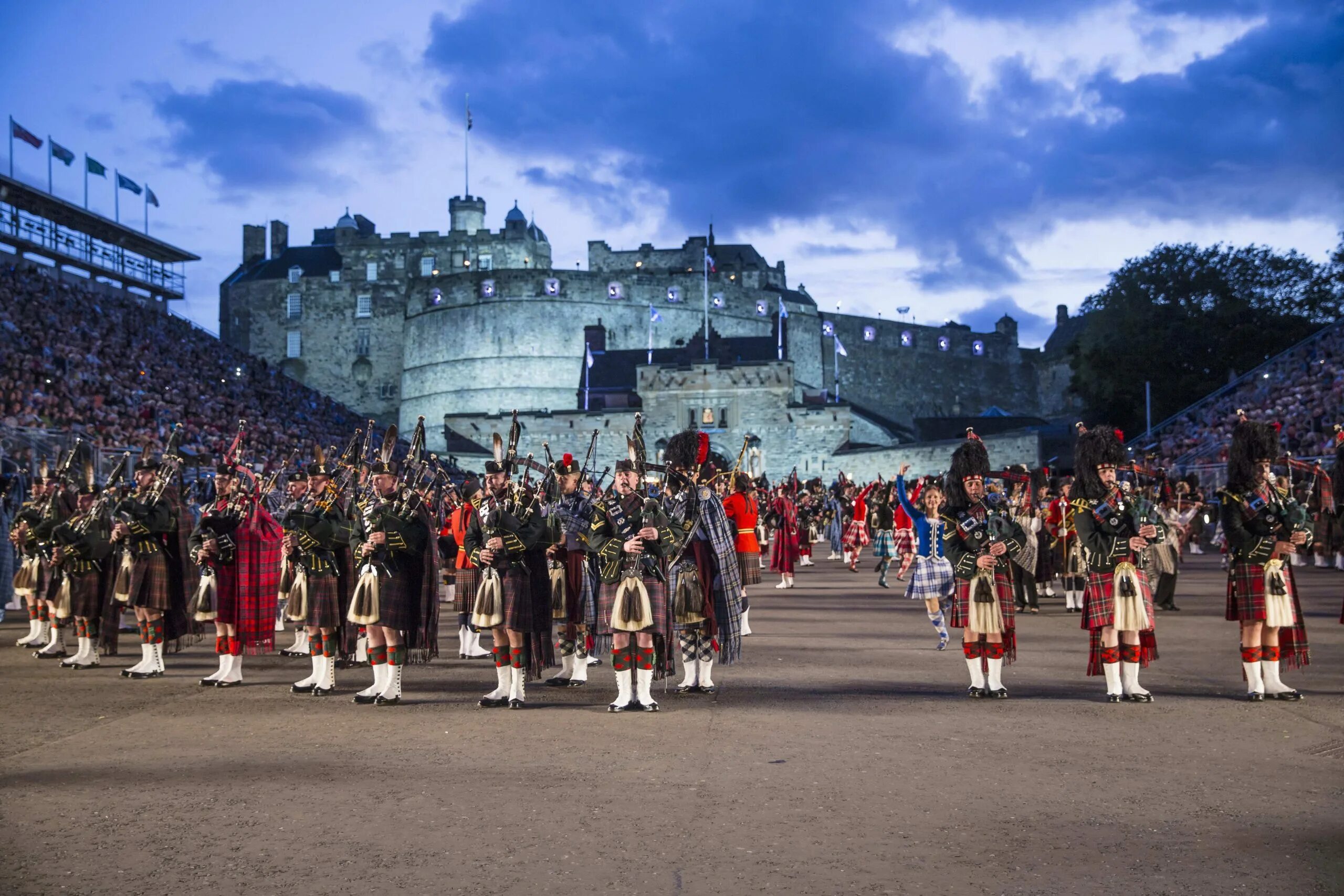 Эдинбургский замок Эдинбург Шотландия фестиваль. The Royal Edinburgh Military Tattoo Шотландия. Эдинбургский замок парад военных оркестров. Эдинбургский замок фестиваль военных оркестров. We arrive to london