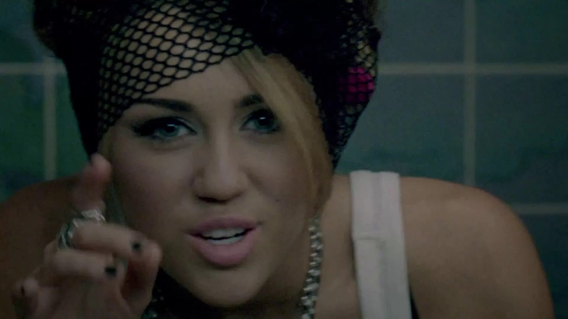 Cyrus who owns my heart. Miley cyrus who owns my heart. miley cyrus - who owns my heart (official video). who owns my heart. who owns my heart lucia gil хитмо.