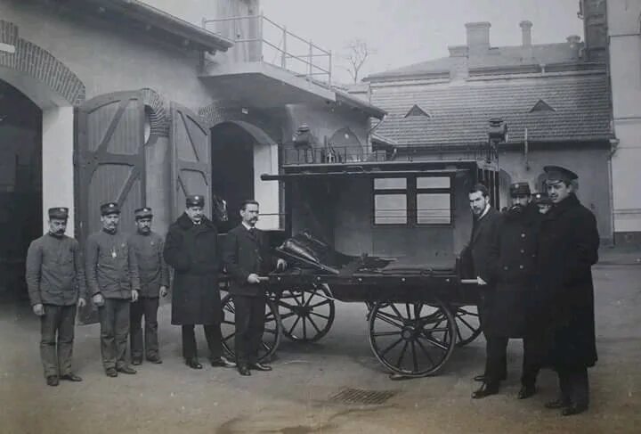 Первая станция скорой помощи. Карета скорой помощи в Москве в 1898 году. Первая санитарная карета Боткин. Санитарная карета Боткина. Первая станция скорой помощи в России.