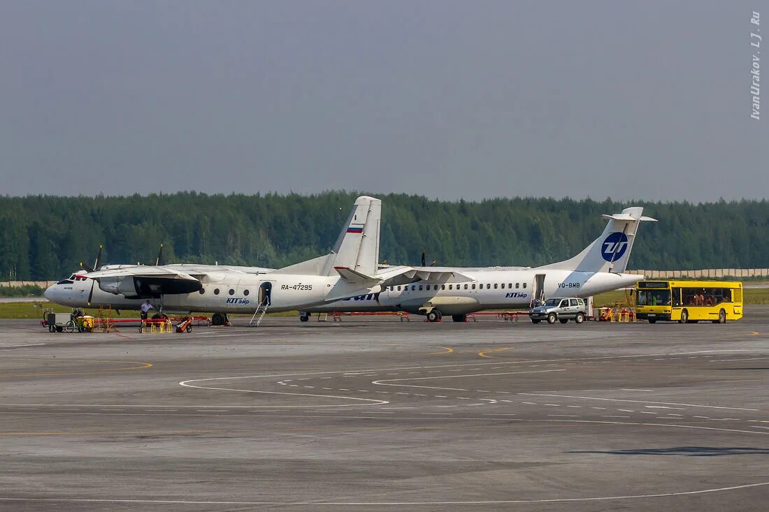 Аэропорт ханты мансийск прилеты. Старый аэропорт Ханты Мансийск. Ханты-Мансийск аэропорт 1980. Ханты Мансийск аэропорт 2004. Новый аэропорт Ханты-Мансийск.