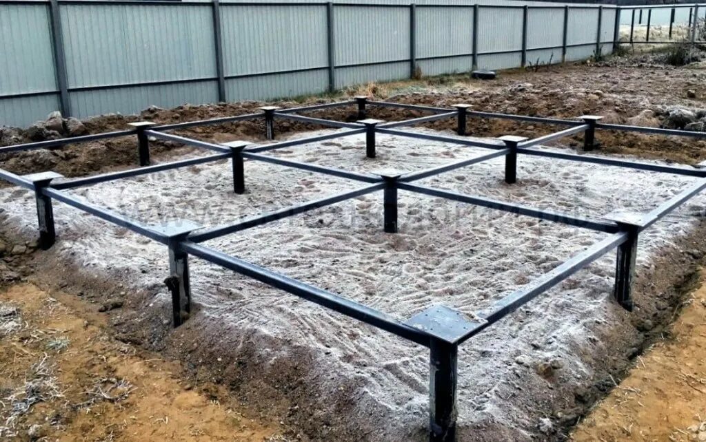 Свайный винтовой фундамент 7х9. Фундамент сваи установка. Фундамент сваи установка. Сваи свсн. Фундамент на винтовых сваях.