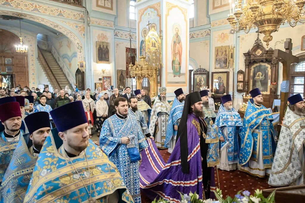 Настоятель храма влахернской иконы божией матери в кузьминках. Иконы в храме благовещения в петровском парке. Храм преображения в коренево. Богослужение коренево. Церковь покрова перхушково настоятель.
